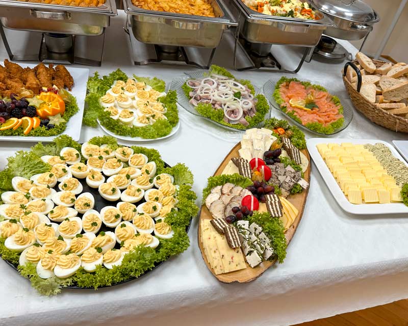Speisekarte 8 Buffet mit gefüllten Eiern, Käseplatten, Fisch und Brotkorb