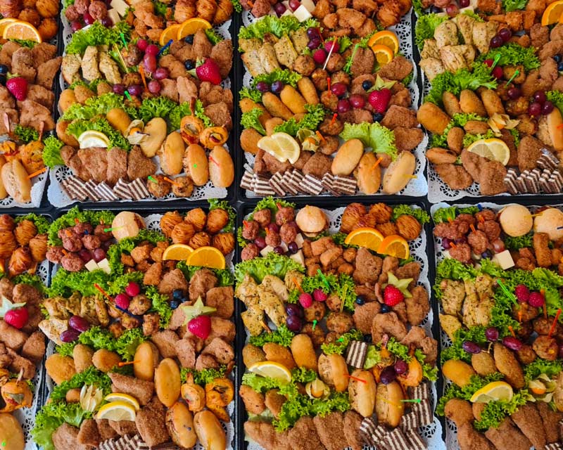 Speisekarte 2 Mehrere Platten mit belegten Häppchen, frittierten Snacks und Obst