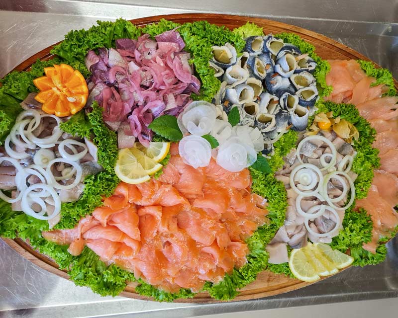 Speisekarte 5 Platte mit Lachs, Rollmops, Matjes und Zwiebelringen auf Salatgarnitur
