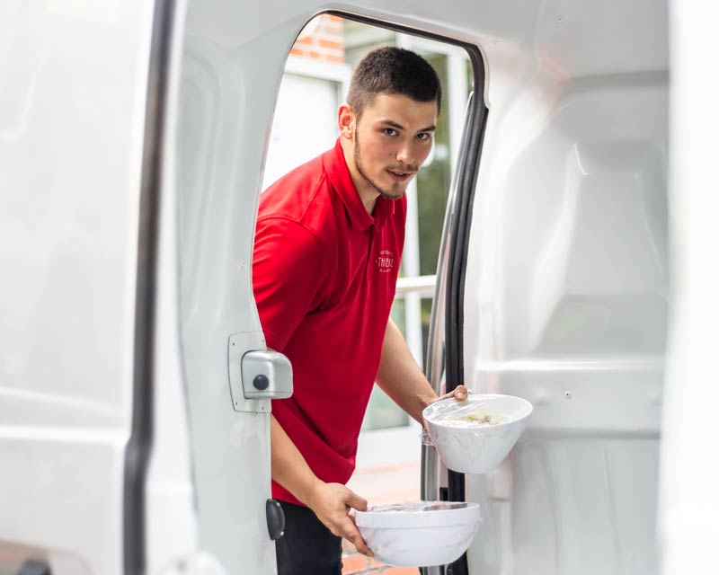 Karriere 4 Nils Spieß trägt Schüsseln aus einem Transporter