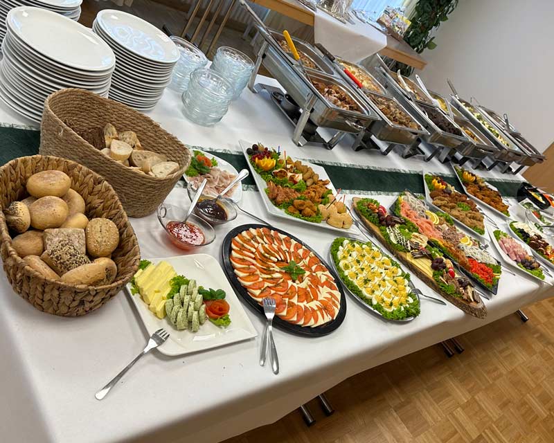 Karriere 3 Buffet mit Brötchen, Aufschnitt, Käseplatten und warmen Speisen in Chafing Dishes