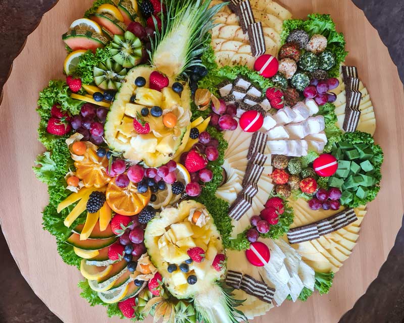 Speisekarte 3 Große Platte mit Käse, frischem Obst und dekorativer Ananas in der Mitte