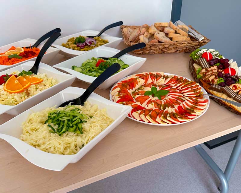 Speisekarte 7 Buffet mit verschiedenen Salaten, Tomaten-Mozzarella-Platte und Brotkorb