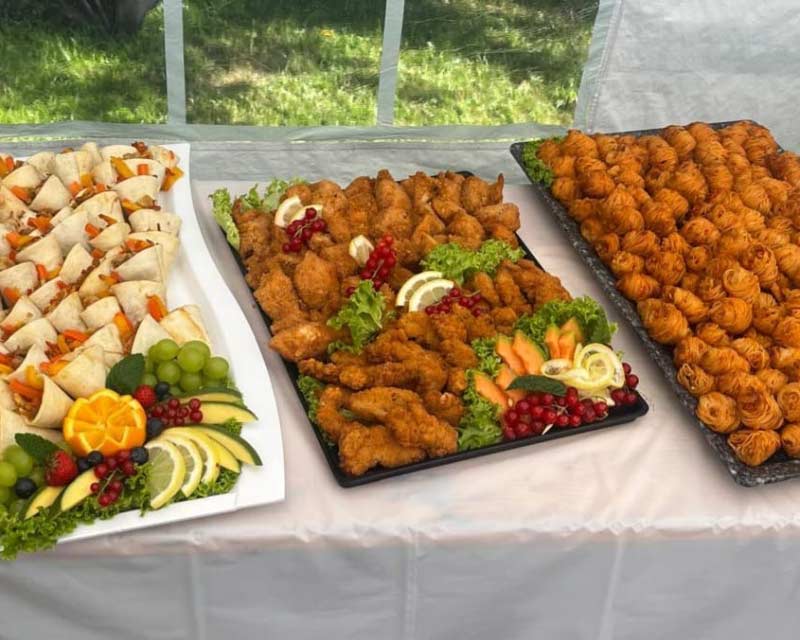 Speisekarte 4 uffetplatten mit Wraps, frittiertem Hähnchen und Kartoffelnestern