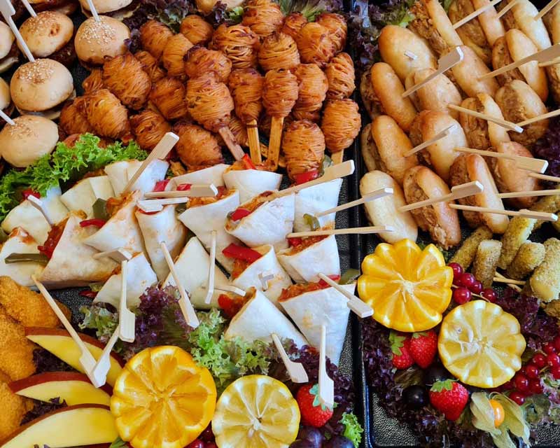 Landingpage Emden 5 Platten mit Wraps, Mini-Burgern, Kartoffelnestern und belegten Brötchen