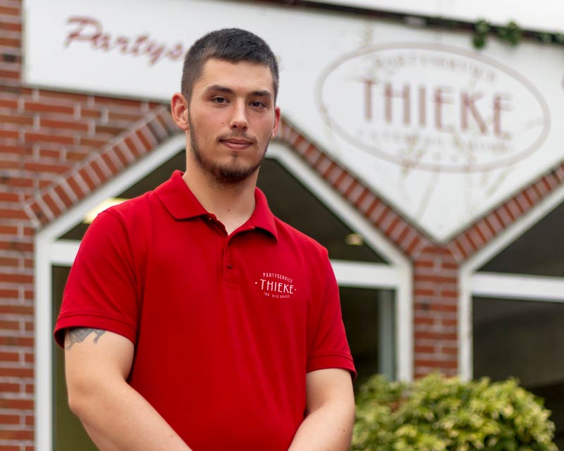 Nils Spieß steht vor der Fleischerei Thieke in Bunde