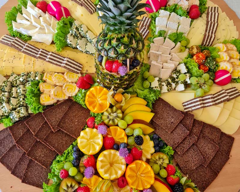 Landingpage Leer 4 Große Platte mit Käse, Brot, Obst und Ananas in der Mitte