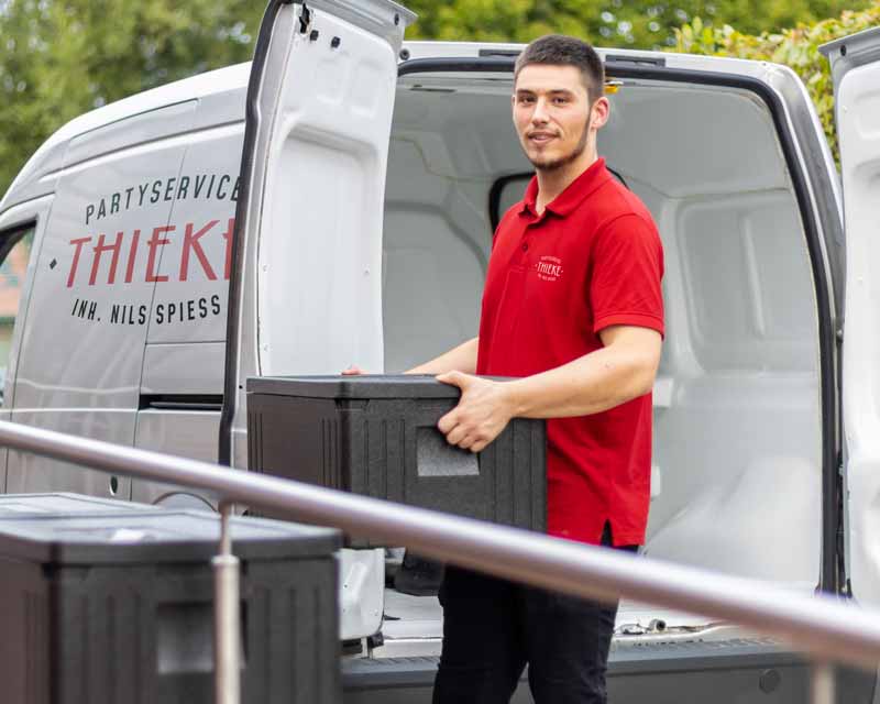 Landingpage Moormerland 8 Nils Spieß trägt Transportbox aus einem Lieferwagen