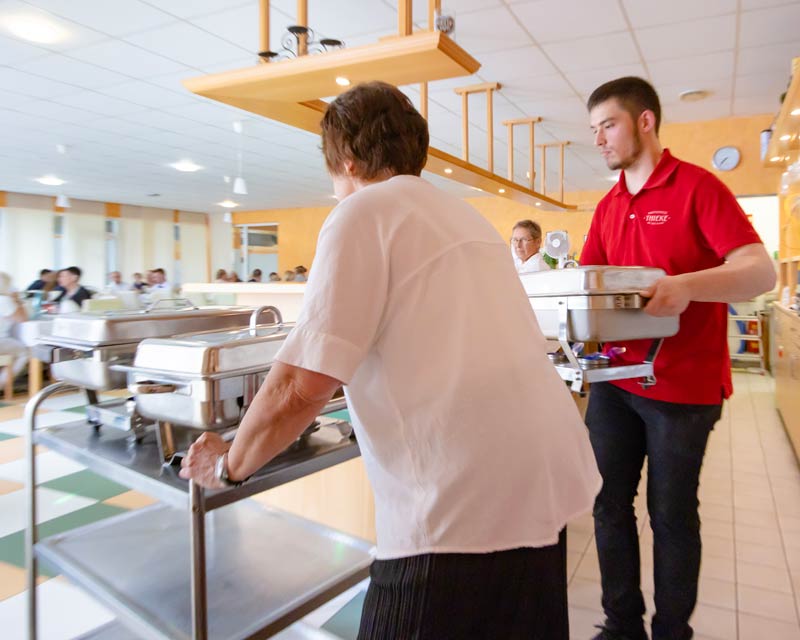 Landingpage Moormerland 6 Nils Speiß beim Anliefern und Anrichten eines Buffets